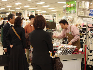 ＭＡＷＡハンガー、実演販売　大盛況！！