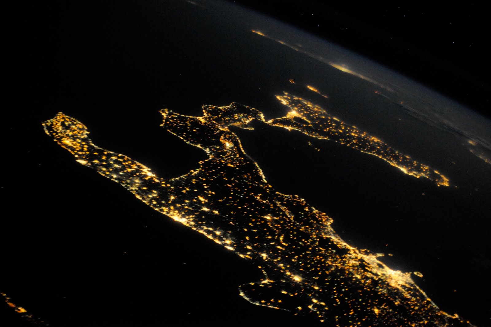 http://4.bp.blogspot.com/_ebKDfm0h1oI/TInY5Y-D4GI/AAAAAAAAMK0/6jseMMppIFM/s1600/italy-iss-wheelock-2010-149975975-be1bd51c3735f6bb01caa56550e8b033.4c89d770-full.jpg