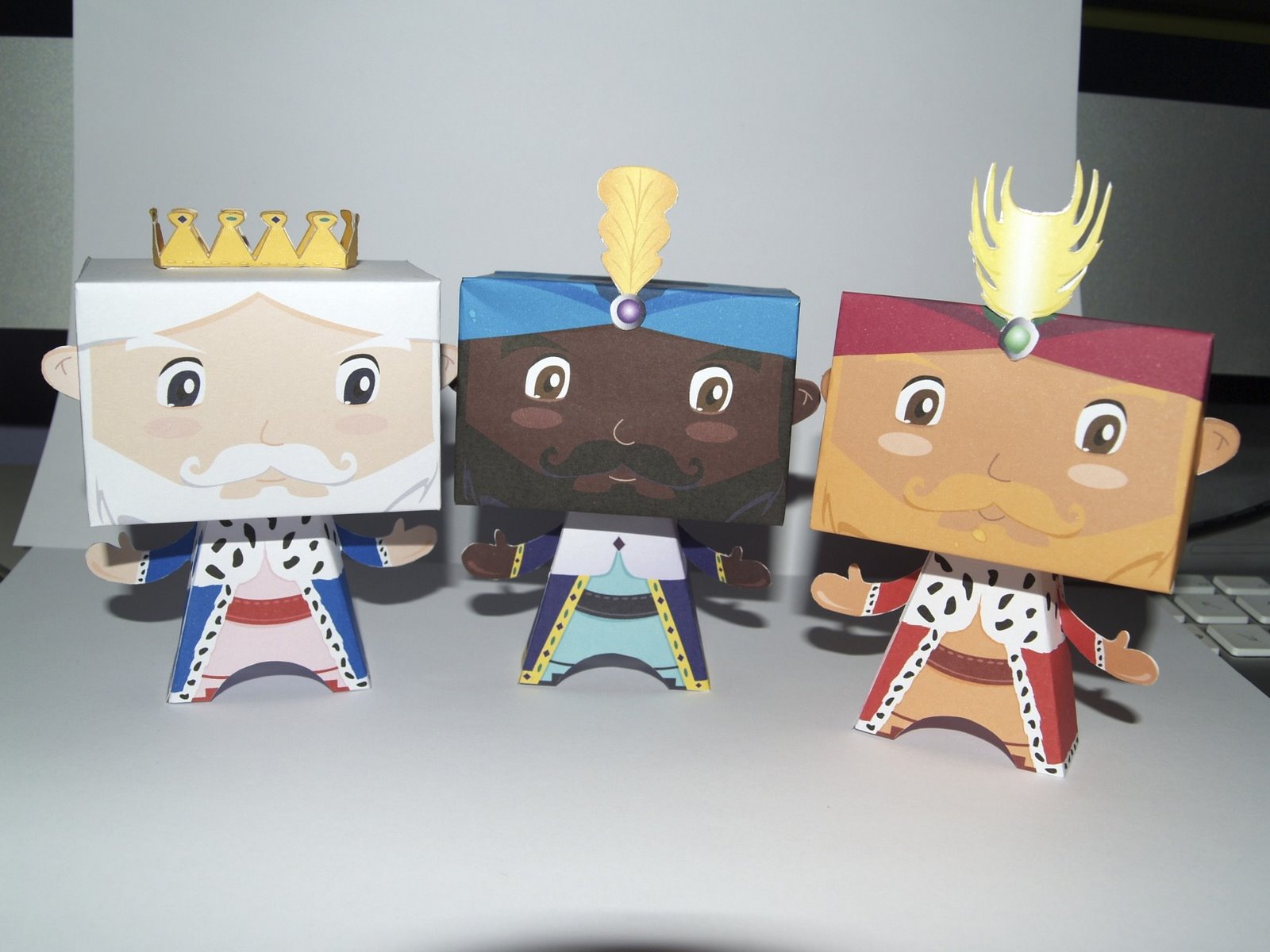 Papercraft imprimible y armable de los Tres Reyes Magos. Manualidades a Raudales.