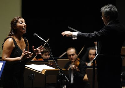 Esperanza Fernández y Juan Luis Pérez con la ROSS en el Maestranza, 22 de septiembre de 2008 (© Antonio Pizarro / Diario de Sevilla)