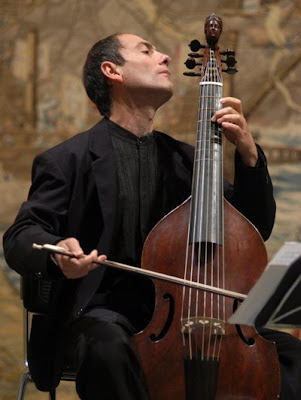 Paolo Pandolfo durante un concierto en el Alcázar de Sevilla (© Juan Carlos Muñoz (Diario de Sevilla)