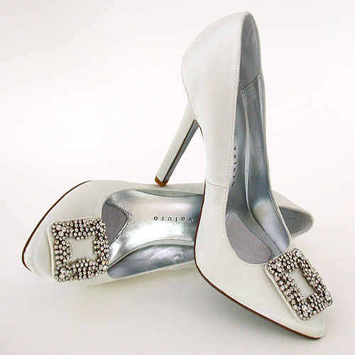From the moment we saw these precious ivory shoes on Caroline Tran 39s website