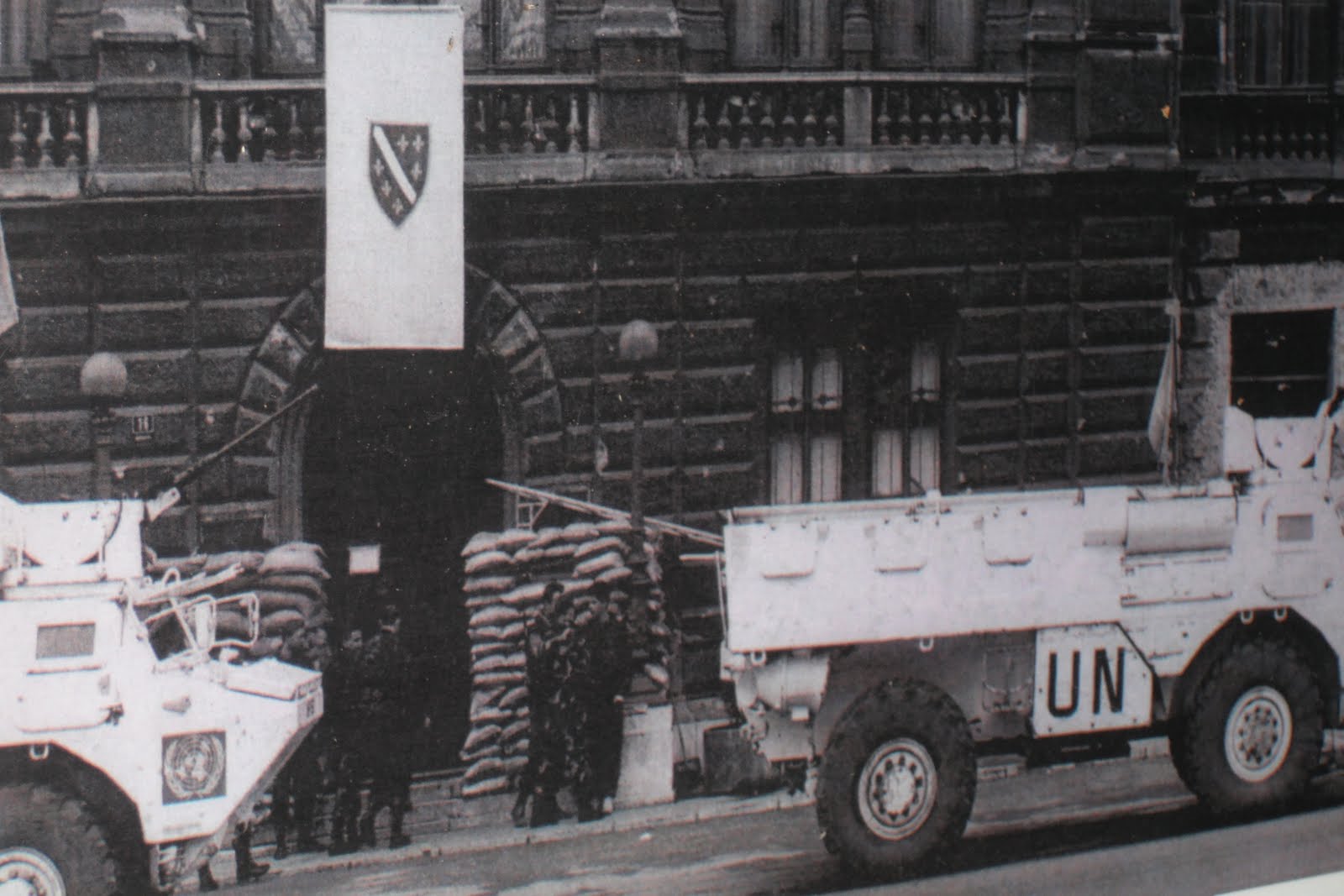 [Puerta+del+parlamento+bosnio+durante+la+guerra.JPG]