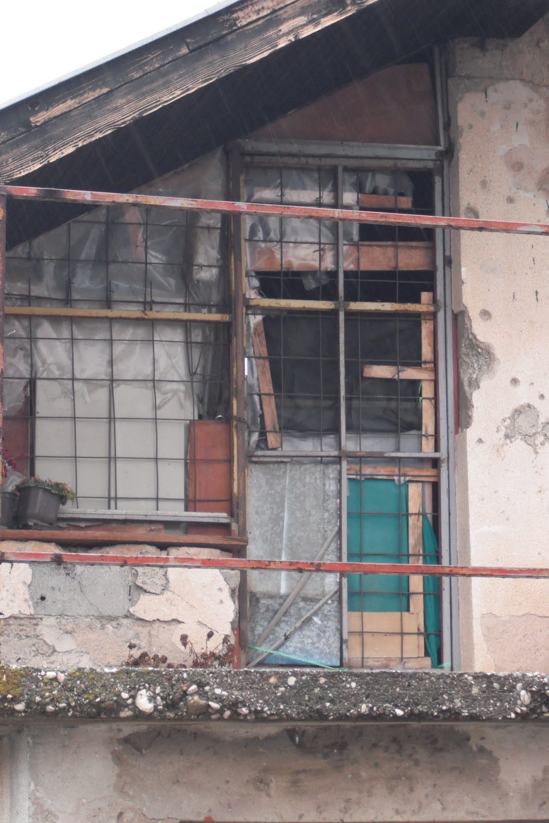 [puerta+destrozada.JPG]