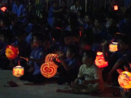 [little+kids+with+lanterns.JPG]