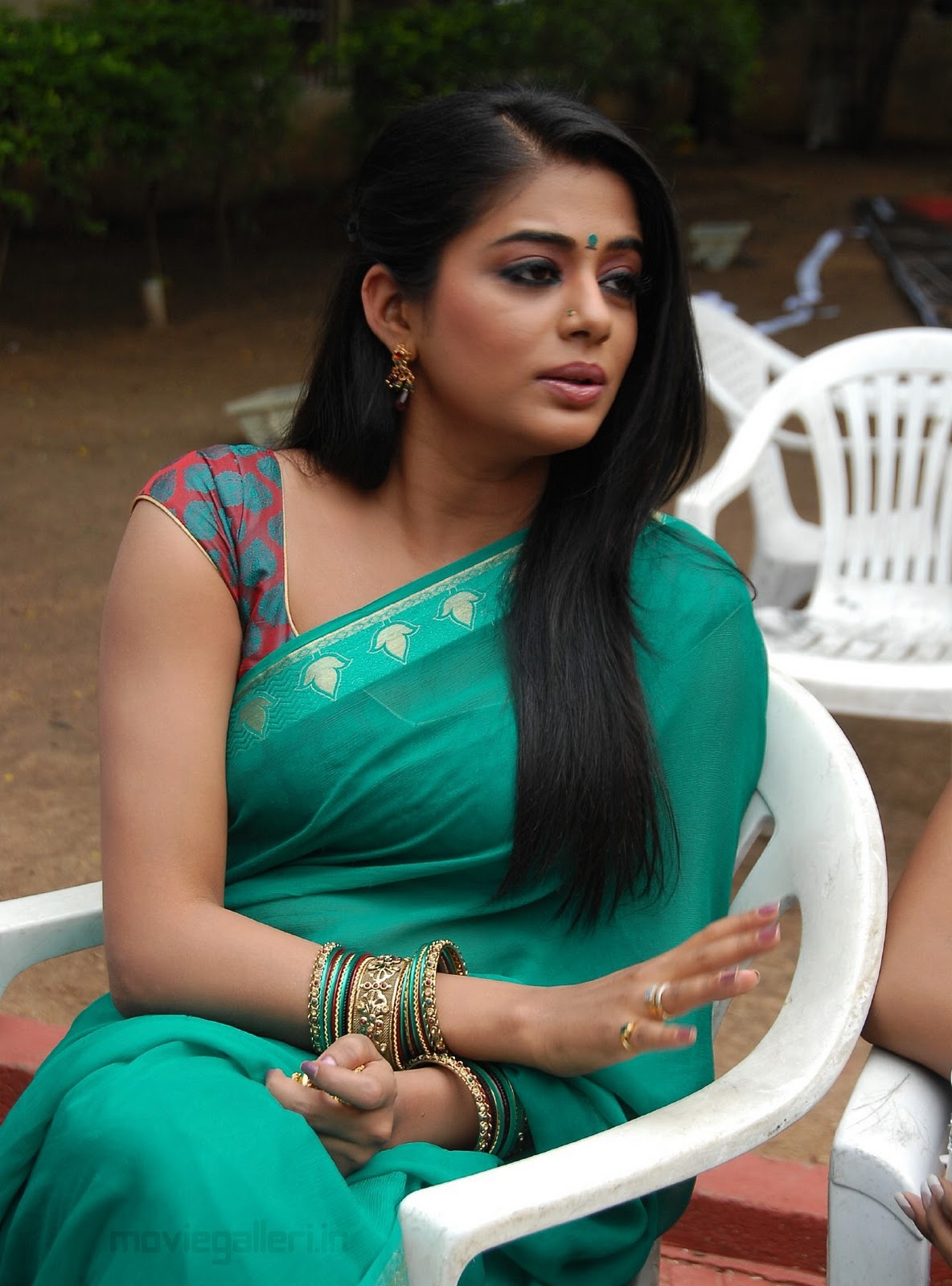 http://4.bp.blogspot.com/_eewr1b1LpYA/TNdtFucR-eI/AAAAAAAAKxc/jkP-Wh6KBFg/s1600/priyamani_hot_saree_stills_pics_02.jpg