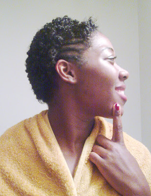 ma copine Gloria a refait les tresses sur les côtés et nous avons juste roulé les cheveux sur eux mêmes et voilaaa!!