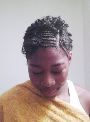 ma copine Gloria a refait les tresses sur les côtés et nous avons juste roulé les cheveux sur eux mêmes et voilaaa!!