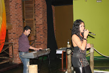 Tony Herbet (teclista) e Kelly Lima (vocalista)