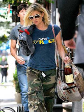 DREW BARRYMORE wears batik bag from Indonesia