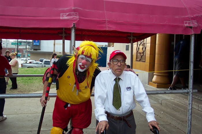 [clown+100_3686.jpg]