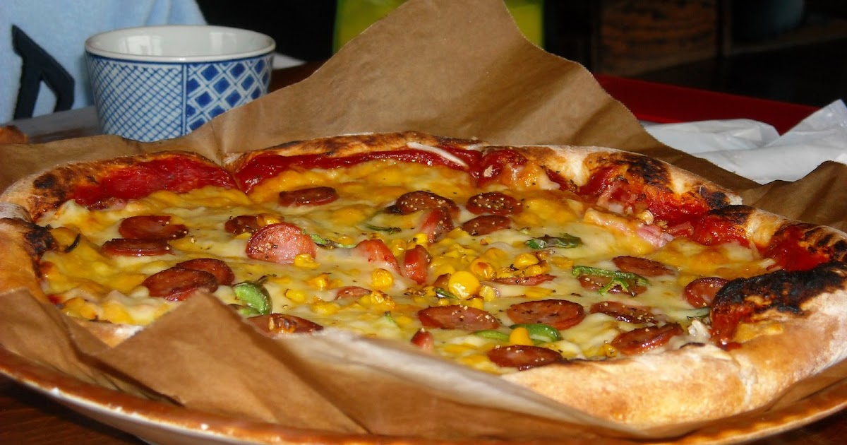 Mic N Maddi In Okinawa Pizza in the Sky!!