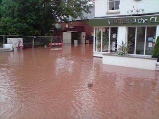 Whites @ Clockhouse Tenbury Wells Floods Sept 2008 (Copyright Tenburyweb)