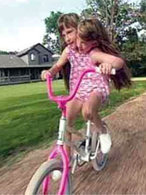 http://4.bp.blogspot.com/_f-yNhfYNz3c/TIeIuRHhUkI/AAAAAAAAC6g/hmHyXajSiIc/s640/abby-and-brittany-hensel22a.jpg