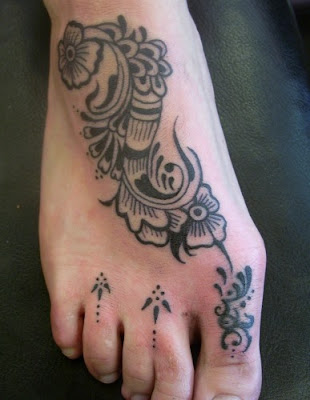 Labels: henna foot tattoo
