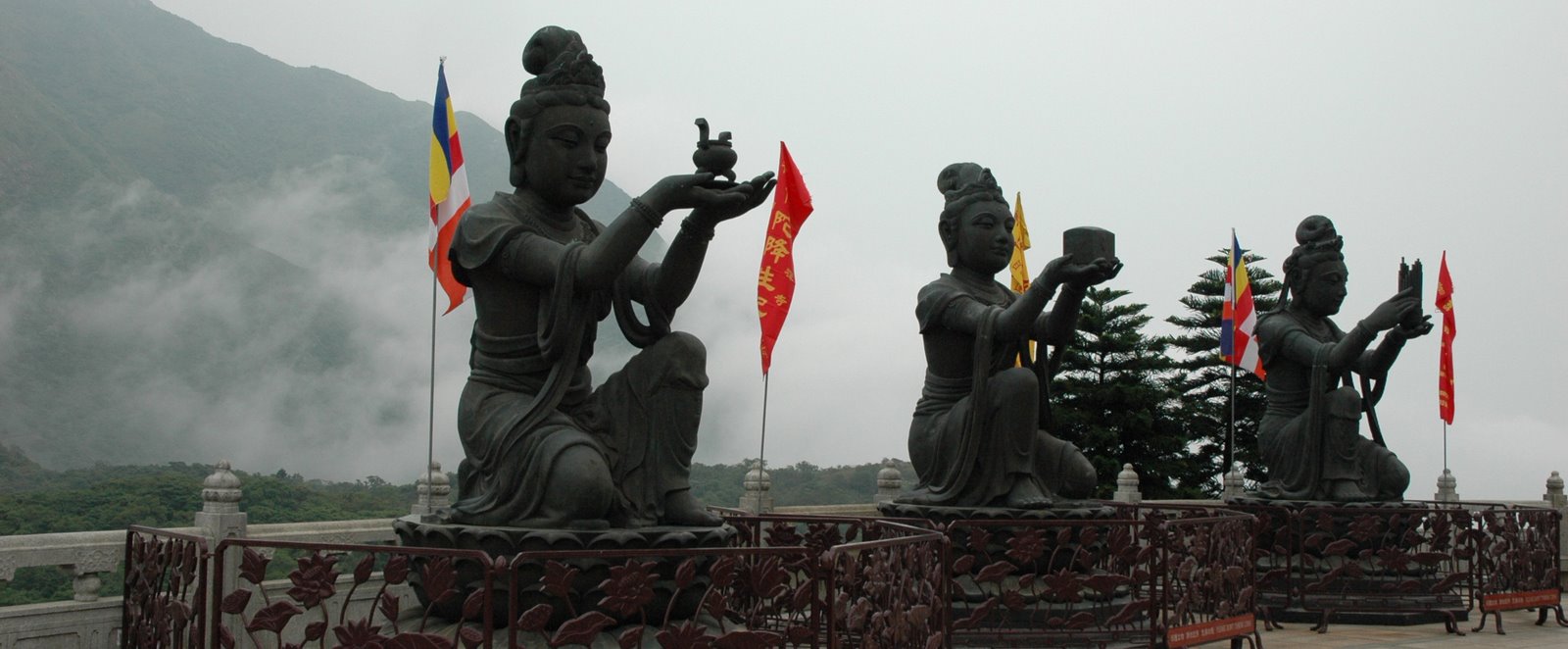 [tian_tan_statues.jpg]