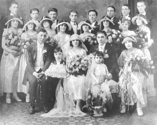 [old-family-wedding.jpg]