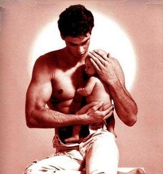 http://4.bp.blogspot.com/_f5kvkaCCqkg/RoKD7lOFZvI/AAAAAAAAAgc/-ZKQ61RsF7s/s400/Homem_com_beb%C3%A9.jpg