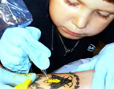 Tattoos. Tattoos Flower. Sunflower, Roses and a Bumble Bee Tattoos. Tattoos Flower. Sunflower, Roses and a Bumble Bee