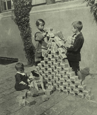 1923-Children-playing-with-currency.jpg