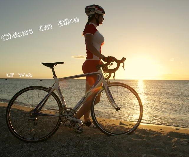 chicas on bike