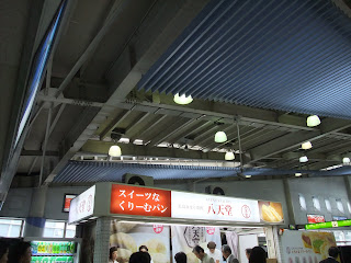 八天堂の冷やしクリームパン、一番人気のカスタード!(JR品川駅構内)