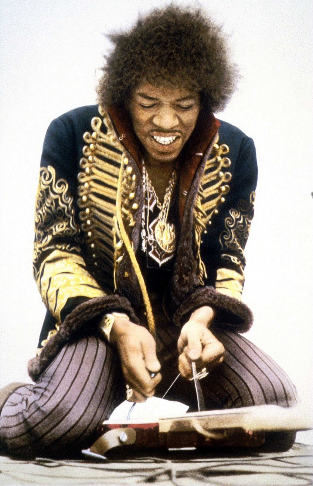 http://4.bp.blogspot.com/_fRiJS193nQ4/S74OKyjwQyI/AAAAAAAAAcI/ipMBbSfBRtI/s1600/jimi+hendrix.jpg