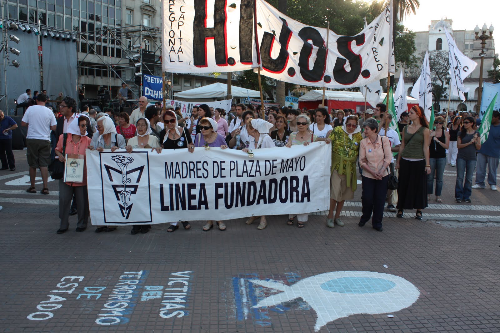 [marcha_resist..JPG]