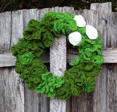13 Christmas Tree Skirts & Wreaths + Photos (12 days of Christmas - Day 2)
