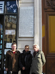 In fata la Hotel des Deux Mondes, sediul Comite National de l`Unite de Roumanie, Paris