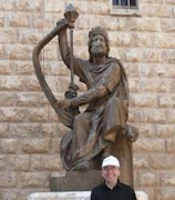 El autor del blog, Aquilino Jacob, con la estatua del rey David tocando el kinnor (lira o arpa):