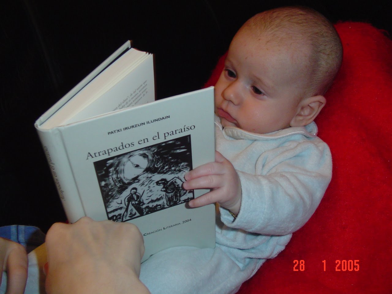 [con+el+libro+de+su+aita.JPG]