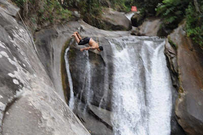 viajando sem frescura rio de janeiro rj sana macae região serrana cachoeiras camping mãe pulando cabeça