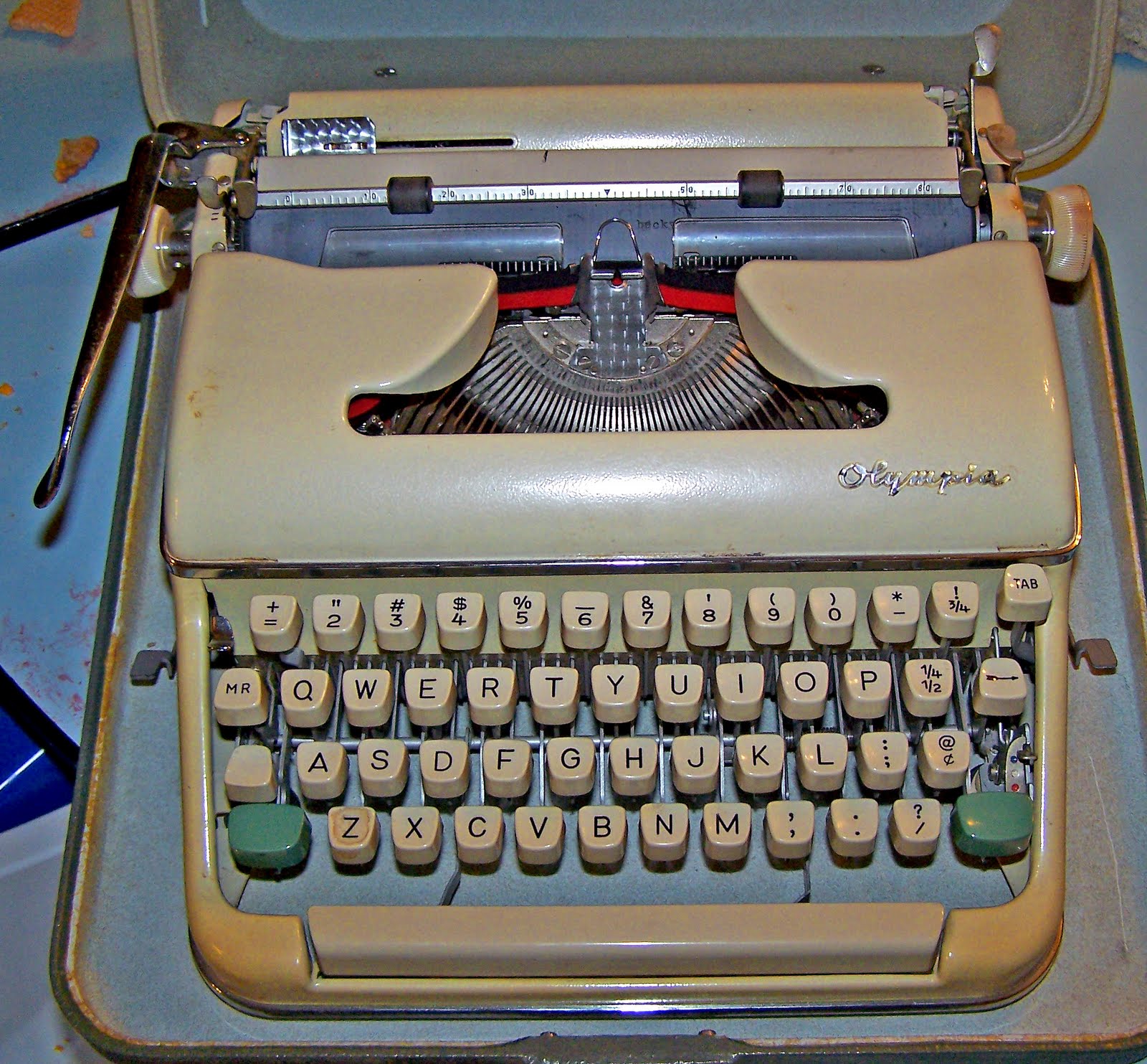 [OlympiaSM51964typewriter2212100-before.jpg]