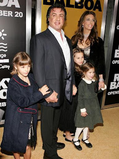 Stallone com a esposa e 3 filhas Scarlet, Sistine e Sophia