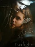 Une Affiche Twilight, dédicacée par Rob mise au enchères pour Signed+onesheet