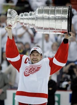 capt.d1189e296a594700ab5589abe0d0a7c9.stanley_cup_red_wings_penguins_hockey_paco136.jpg