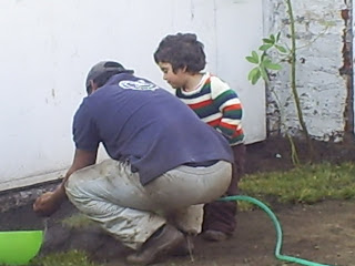 ayudando al jardinero