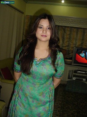 Foto Artis Seksi dari Libanon | Krisna Keyboardist Maga