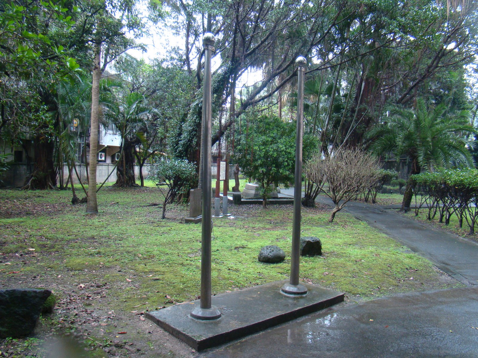 [Keelung+French+cemetary+1.JPG]