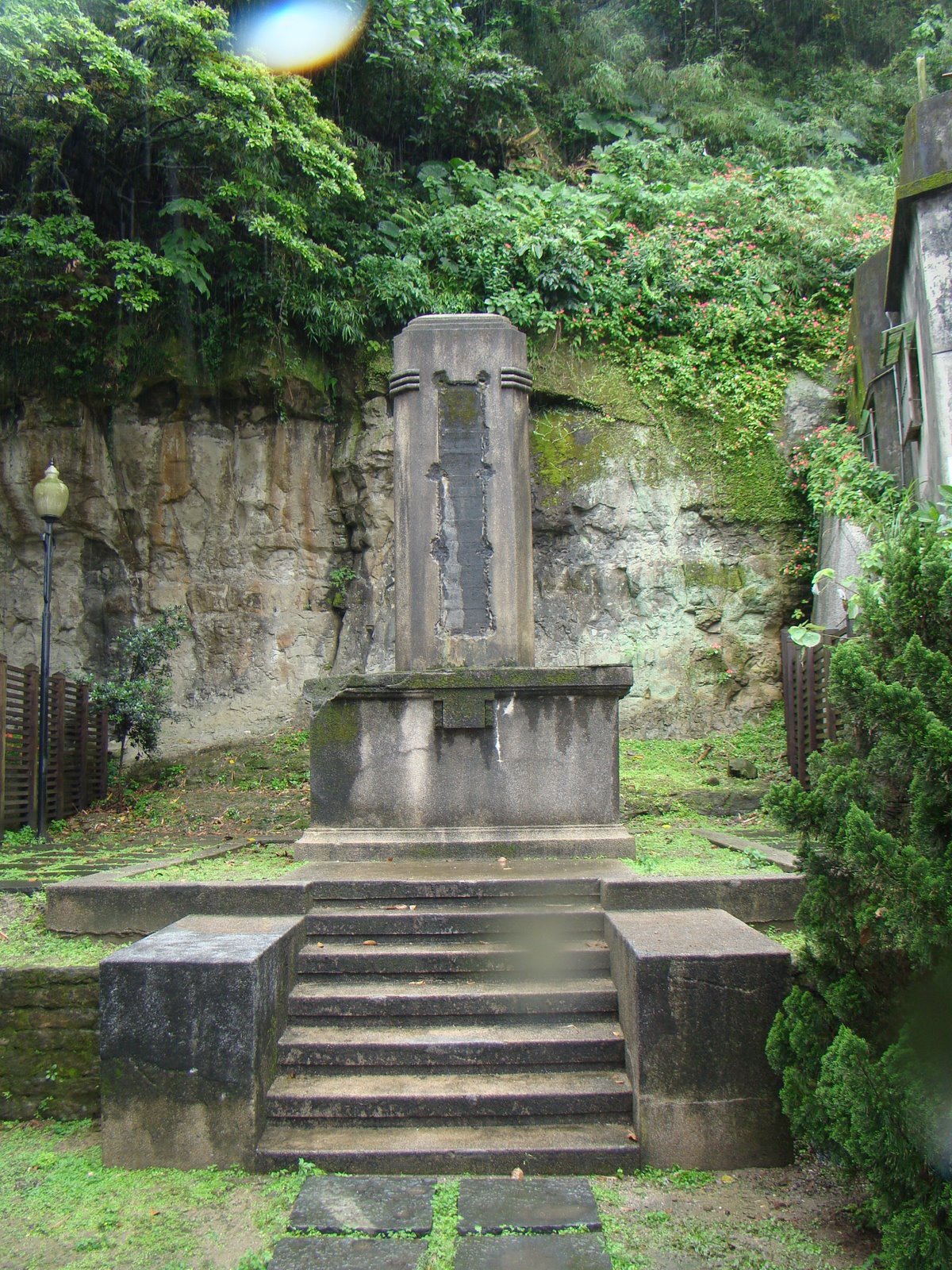 [Jap+monument+Keelung+3.JPG]