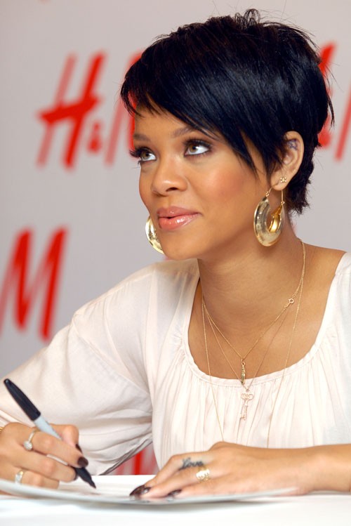 Rihanna's new hair style suits her quite nicely. I am loving her new hairdo
