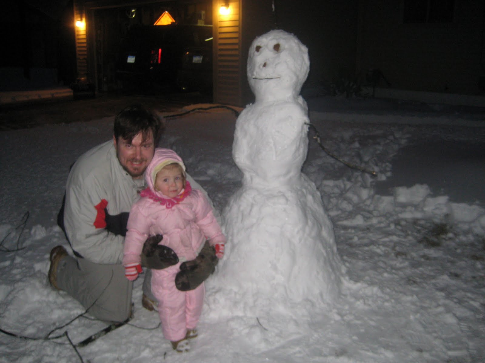 [[2010.02.22]+Maggie+and+Daddy's+Snowman.JPG]