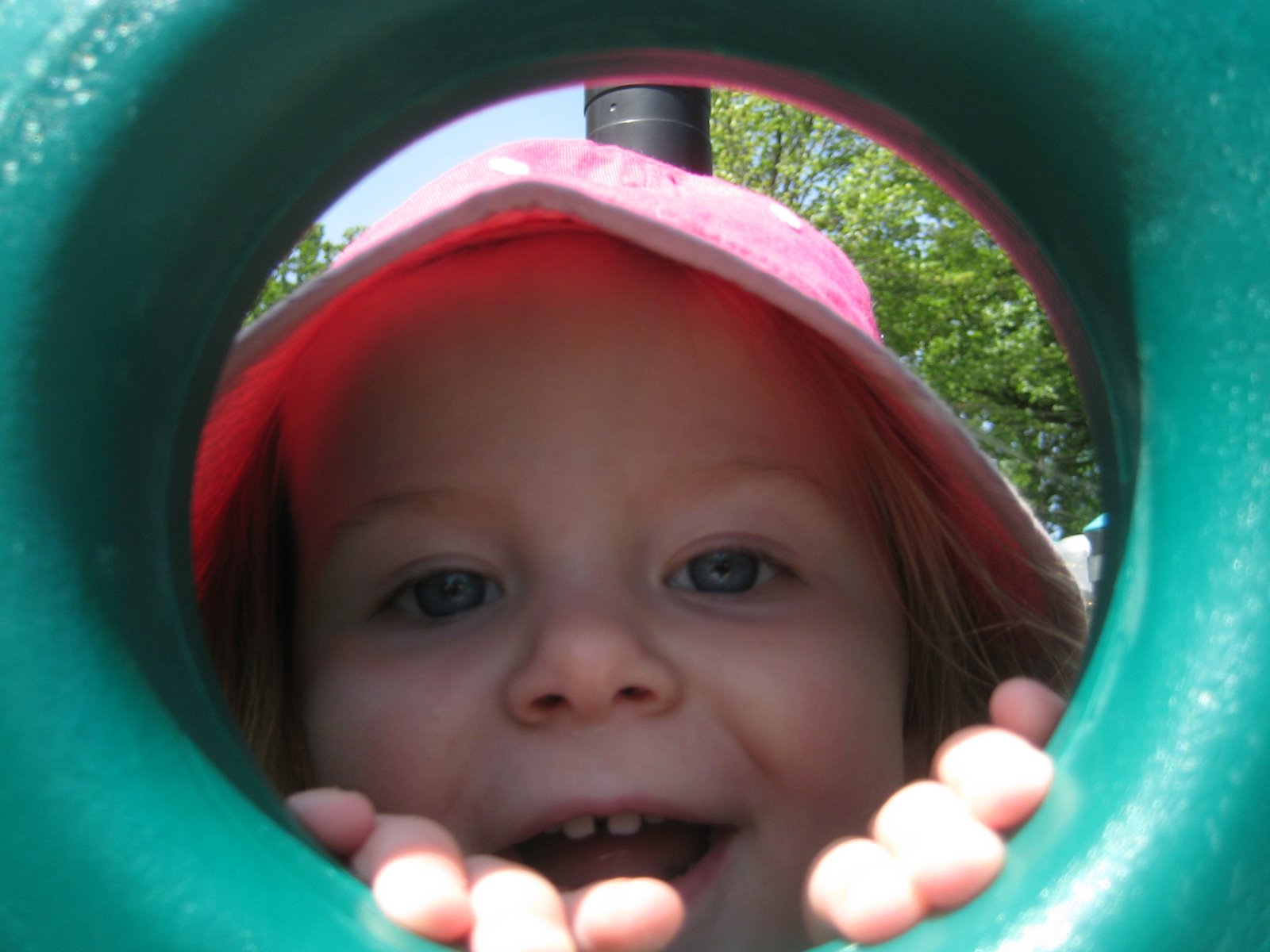 [[2009.06.04]+peek+a+boo+at+the+playground.JPG]