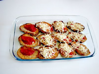 мясо, соус, моцарелла и сверху пармезан