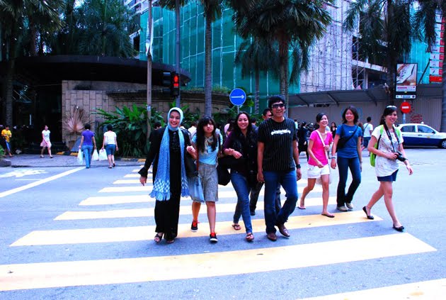 Menyeberangi Kuala Lumpur, Malaysia: Ikang Fawzi, Marissa Haque, Bella Fawzi & Chikita Fawzi