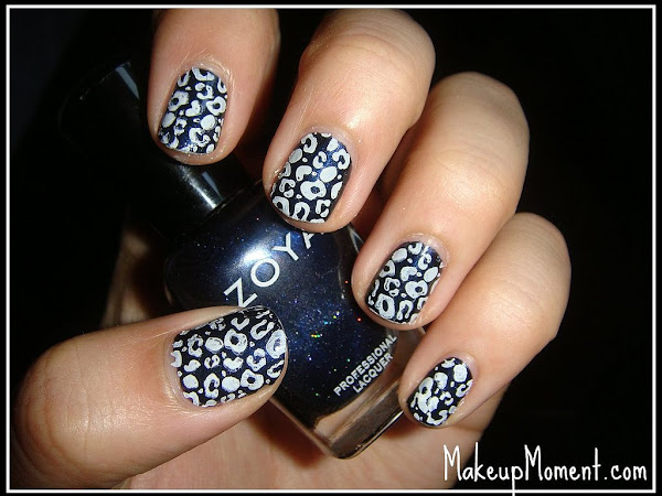 Nail Of The Day: Navy Blue and White Cheetah Print