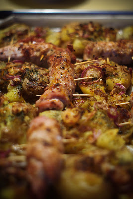 cartofi, ceapa, carne, mancare, post, slanina, cuptor, boia, piper, mirodenii, smantana, pofta buna, prieteni, timp liber