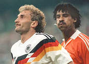 Rijkaard cospe em Voller, ao passar pelo jogador alemão