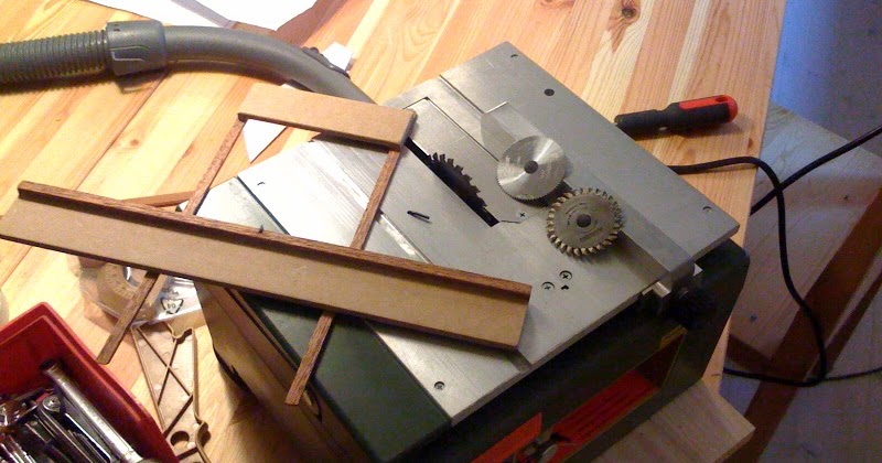 Saw for cutting fret slots